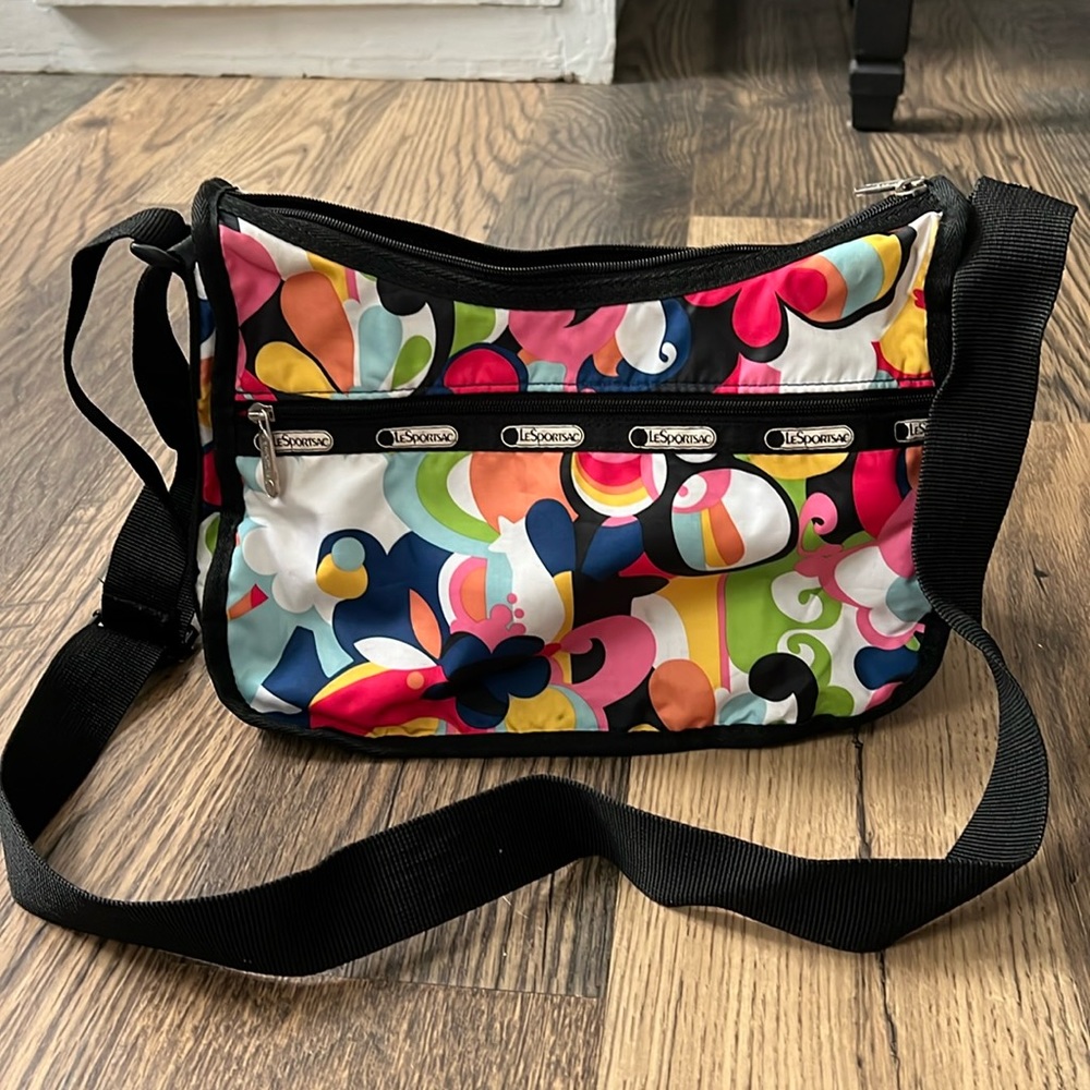 Very fun and colorful LeSportsac shoulder bag! Adjustable. Great for travel